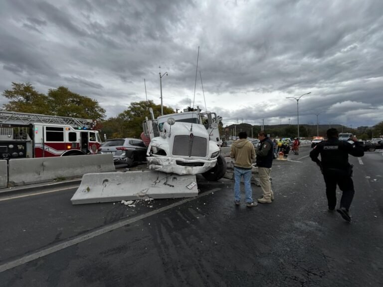 Camión sin frenos causa accidente y caos vial en Bernardo Quintana, Querétaro