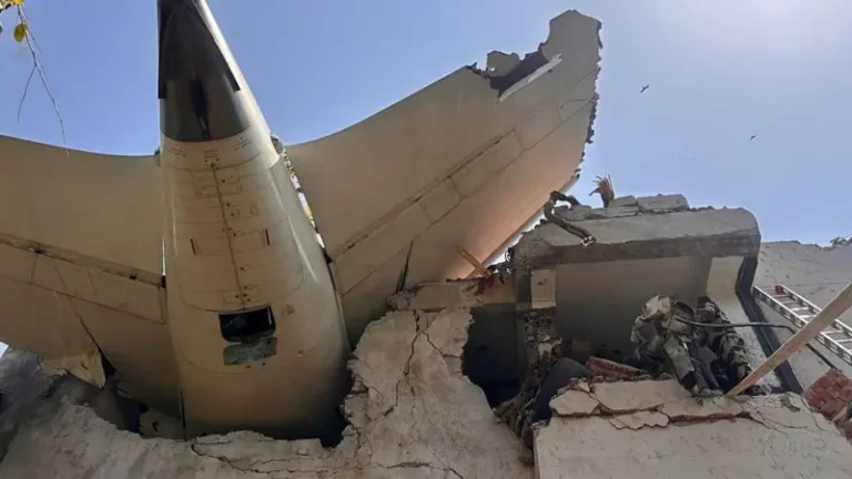 Se estrella avión con más de 240 personas a bordo tras despegar en India; no hay sobrevivientes