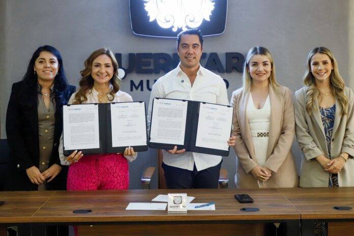 Felifer Macías y Sonia Rocha Acosta durante la firma del convenio para fortalecer acciones contra la violencia de género en Querétaro.