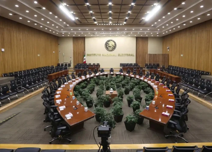INE devuelve constancias a 32 jueces tras fallo del Tribunal