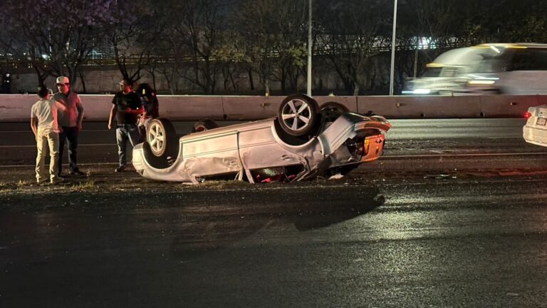 Dos volcaduras en Querétaro dejan daños materiales y lesionados leves