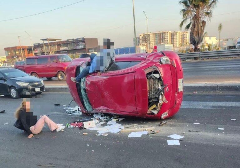 Volcadura en la autopista 57 a la altura de Balaustradas