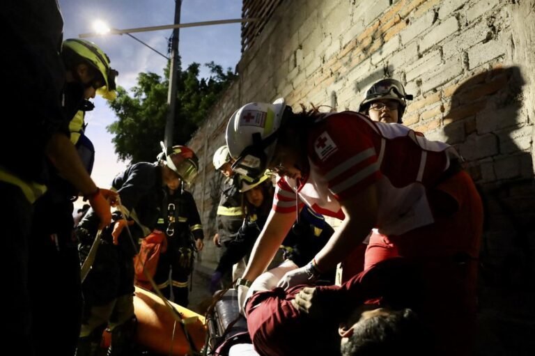 Rescatan a joven tras caer en dren pluvial en Santa Rosa Jáuregui