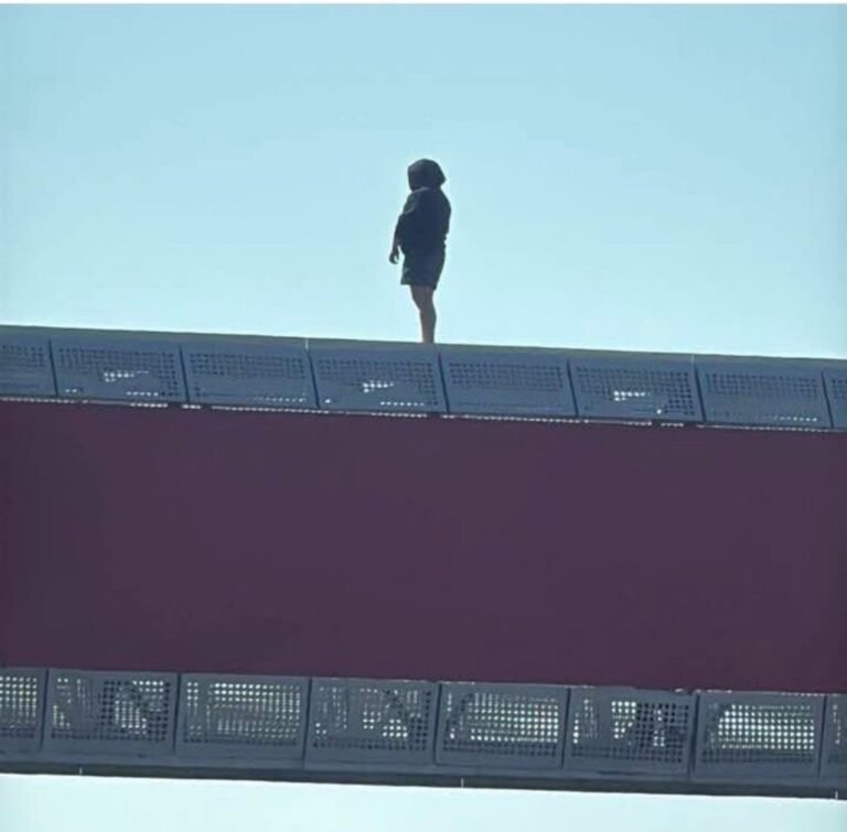 Rescatan a mujer en puente peatonal y cierran la avenida 5 de Febrero