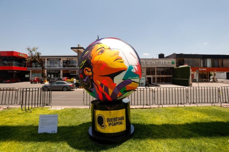 Querétaro instala galería urbana sobre la Calzada de los Arcos rumbo al Mundial 2026
