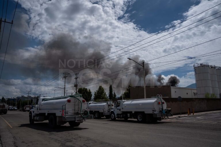 Incendio consume almacén de empresa en el Parque Industrial Querétaro