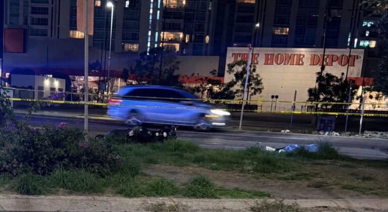 Muere mujer tras choque de motocicleta contra camioneta en el Fray Junípero Serra