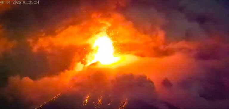 Volcán de Fuego aumenta su actividad; Guatemala evacúa comunidades cercanas